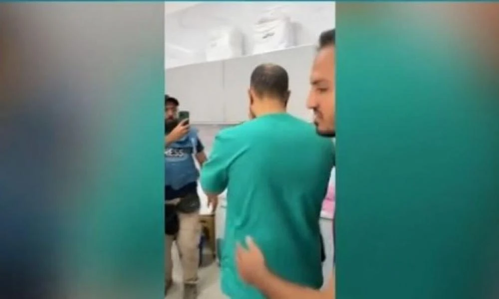 Πόλεμος στο Ισραήλ: Σοκαριστικό βίντεο! Παλαιστίνιος γιατρός αναγκάστηκε να αναγνωρίσει το παιδί του νεκρό